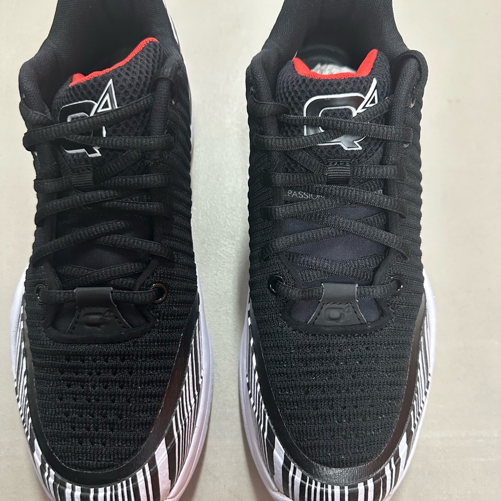 NIB Q4 Sports Q4MB-017 shoes 
Q4 WHITE STREAK 495 LO SP
Size 7